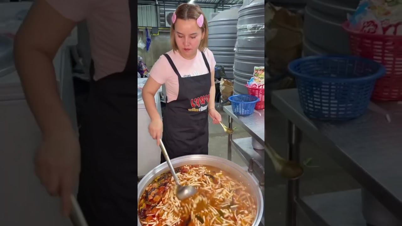 ต้มยำน้ำข้นจร้าา  #กับข้าวพนักงานร้านเหมย
