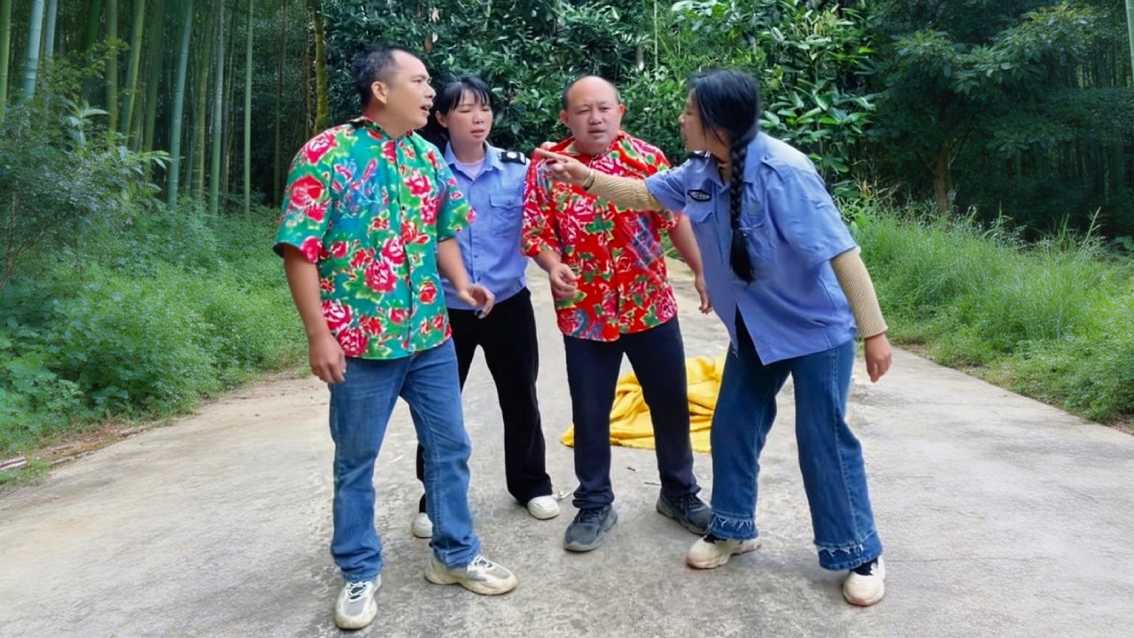 人贩子偷袭迷晕上班的保安，装进麻袋里闯出村子，还好被保安及时发现，一脚踹飞狠狠暴揍人贩子！