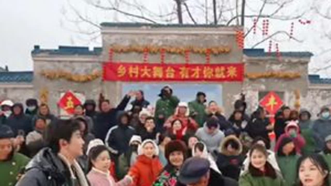 五大爷的舞台魅力，把乡村的热闹氛围拉满，每个人的笑脸都是最美的风景。🎬✨ #创作中心上热门@祁隆 @小土妹(不忘初心) @马上³⁰⁹🌻（新歌：人生就是一条路）