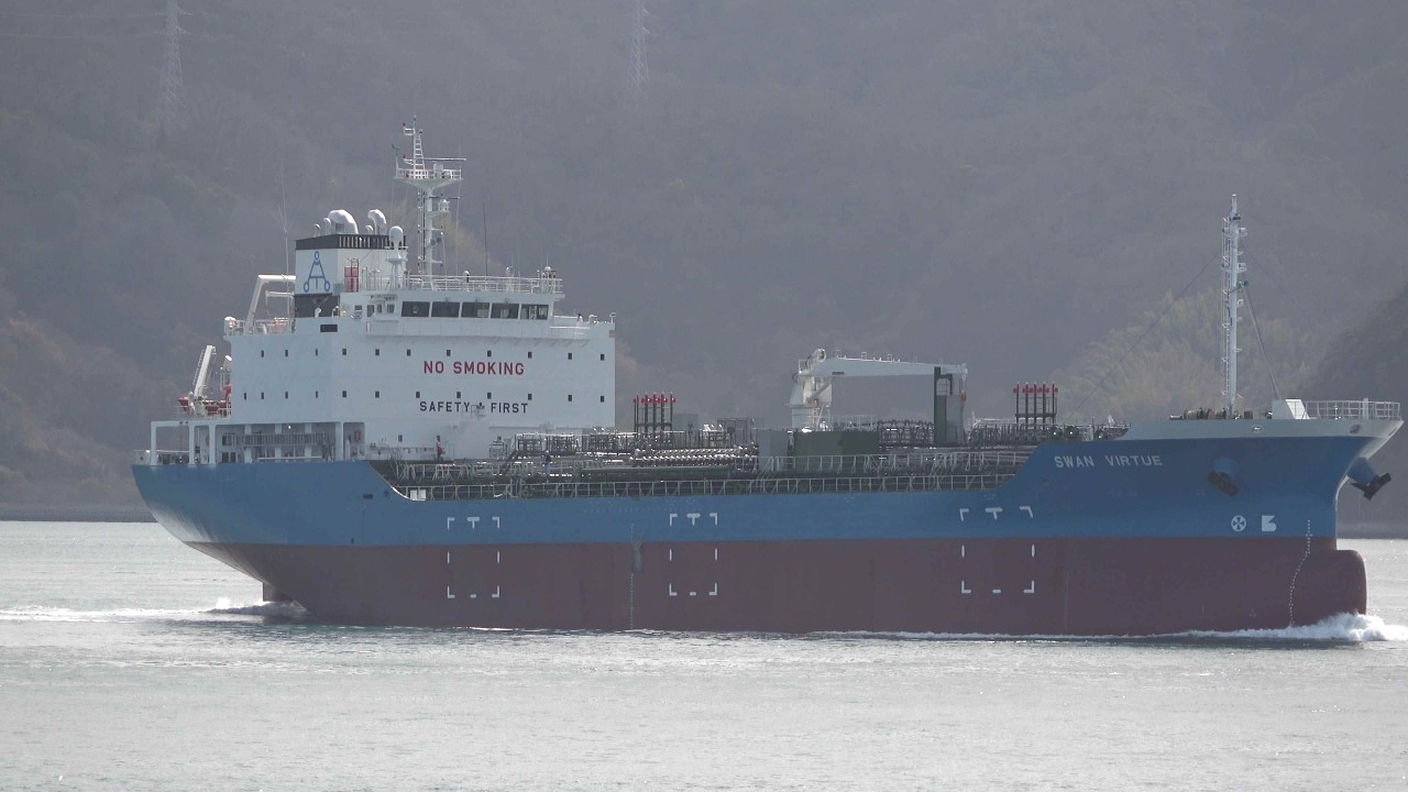 uni-tankers　Oil/Chemical Tanker ｢SWAN VIRTUE｣因島大橋通過 三和ドックへ
