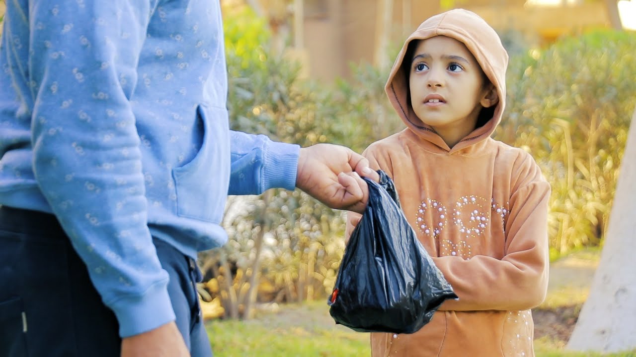 لاعب عجل شاب يتبرع بشعرة كله رغم حبه الشديد له لاخته المريضه بمرض خطير ورد فعل قوى للجميع😥😥 !!