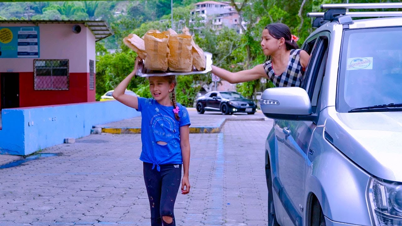 Ni&ntilde;a consentida HUMILLA a ni&ntilde;a de la calle y su padre hizo esto