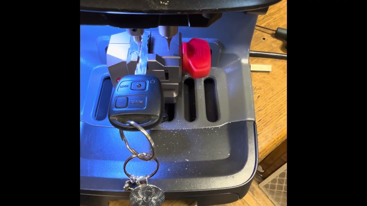 Adding a new key to a Toyota Yaris 2002