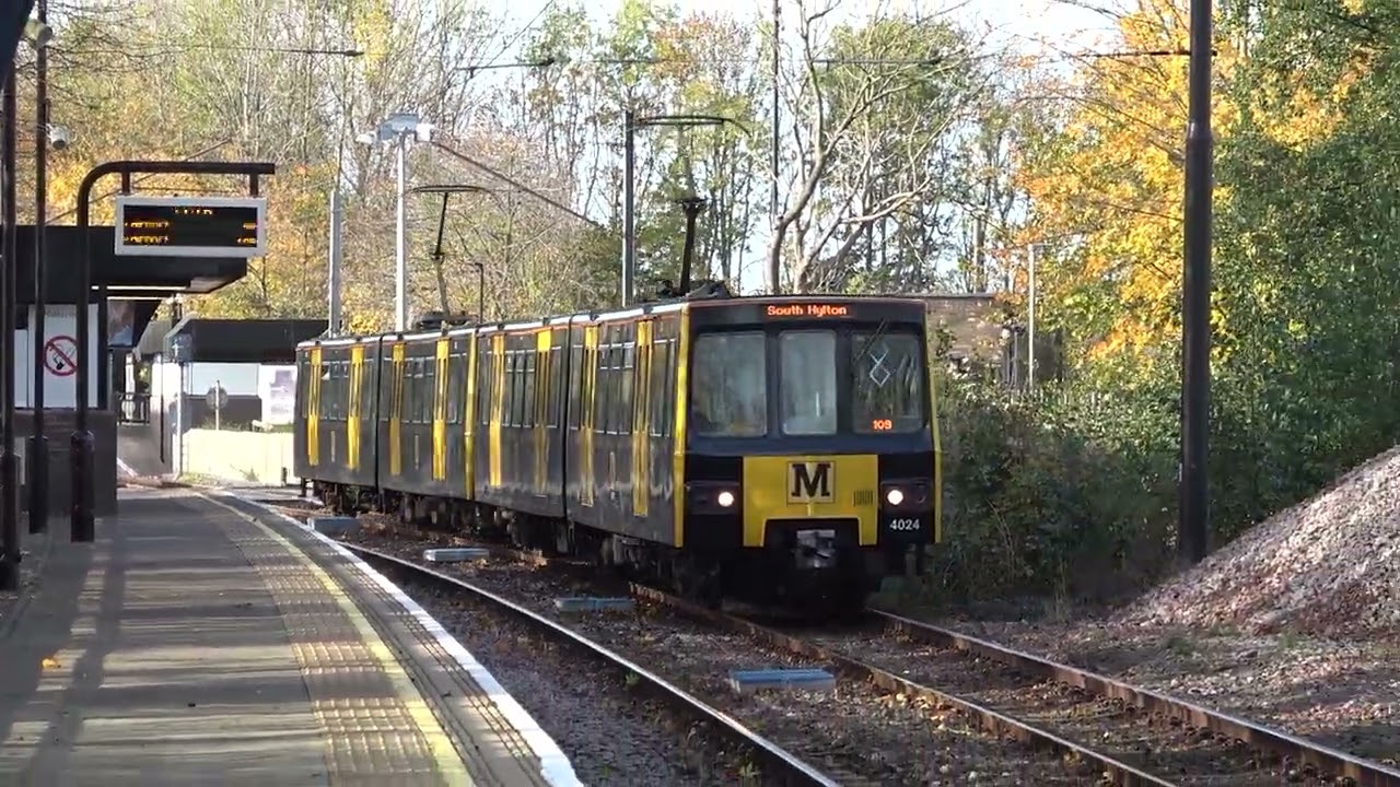 Tyne and Wear Metro - Metrocars 4024 and 4059 departing Kingston Park