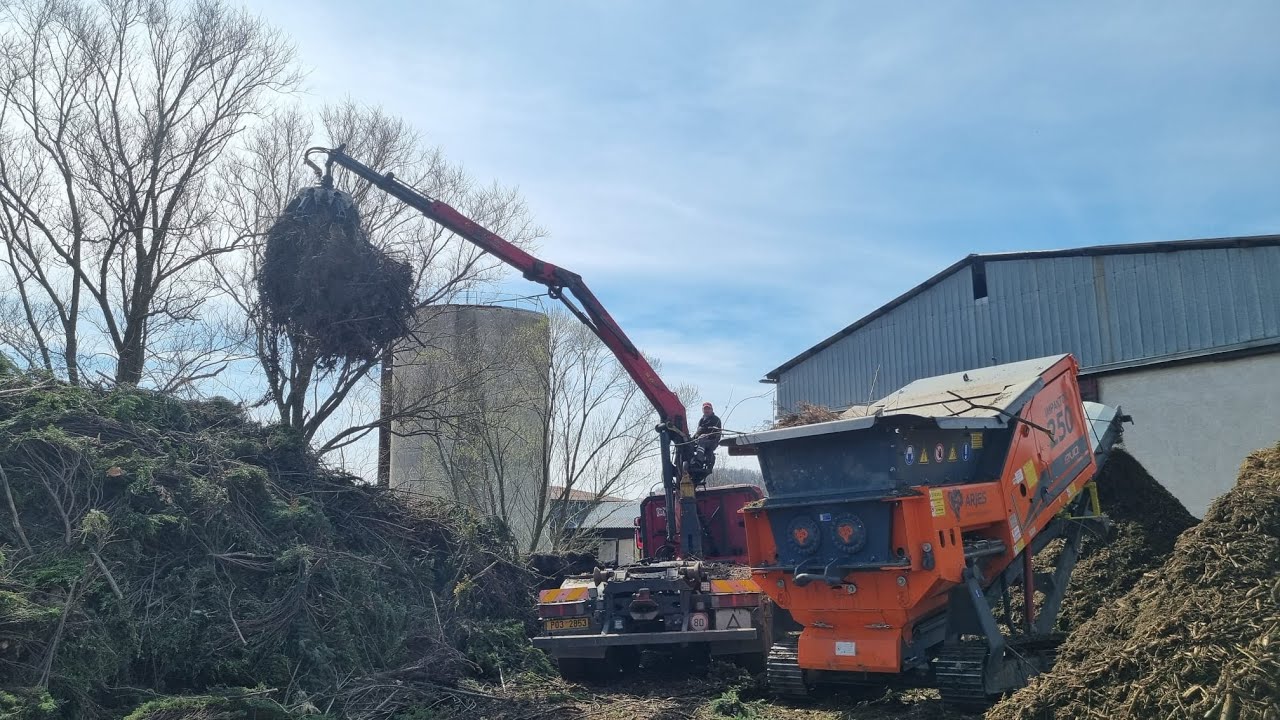 Drcení klestí, pařezů a ostatního dřevěného materiálu