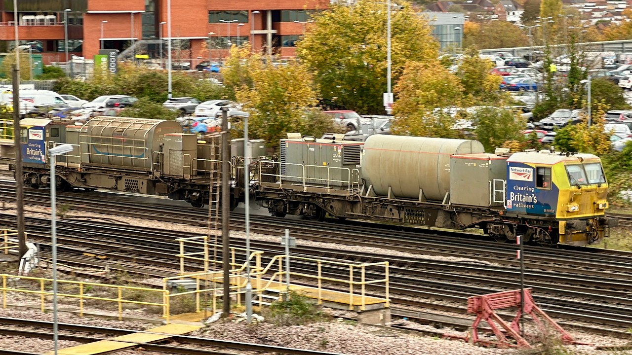 MPVs at Basingstoke, SWML | Boom Trainspots