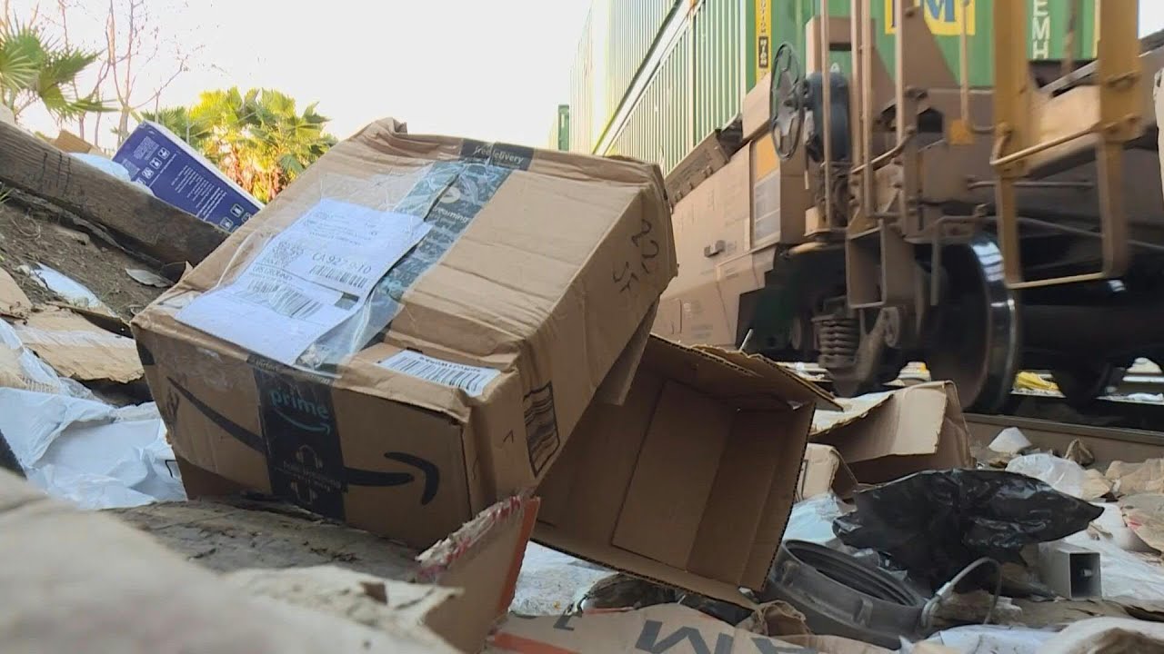 Thieves loot freight trains in Los Angeles | AFP