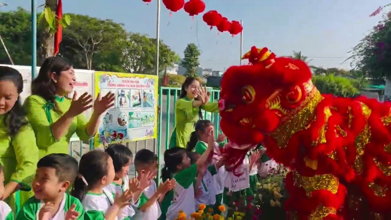 Bé xem múa Lân đón tết - MG Cỏ Non 