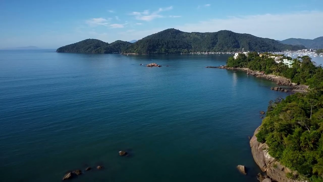 Praia da Enseada vazia bem cedo, Ubatuba SP