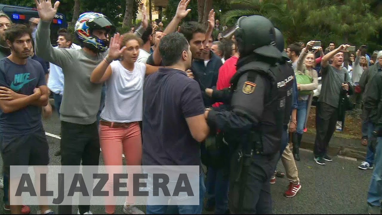 Catalonia referendum: Voters confront police in Barcelona