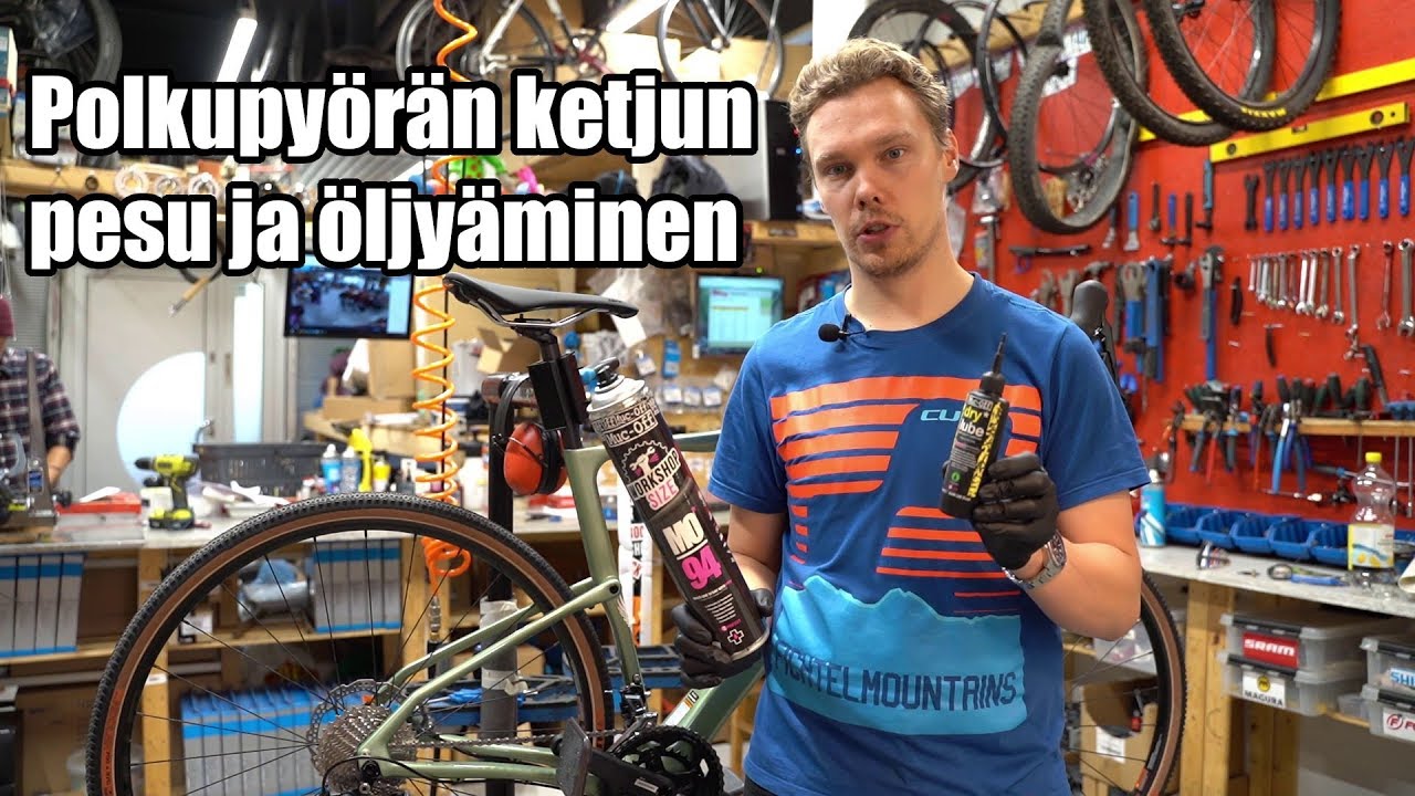 Polkupyörän ketjun pikapesu ja öljyäminen pyörässä kiinni
