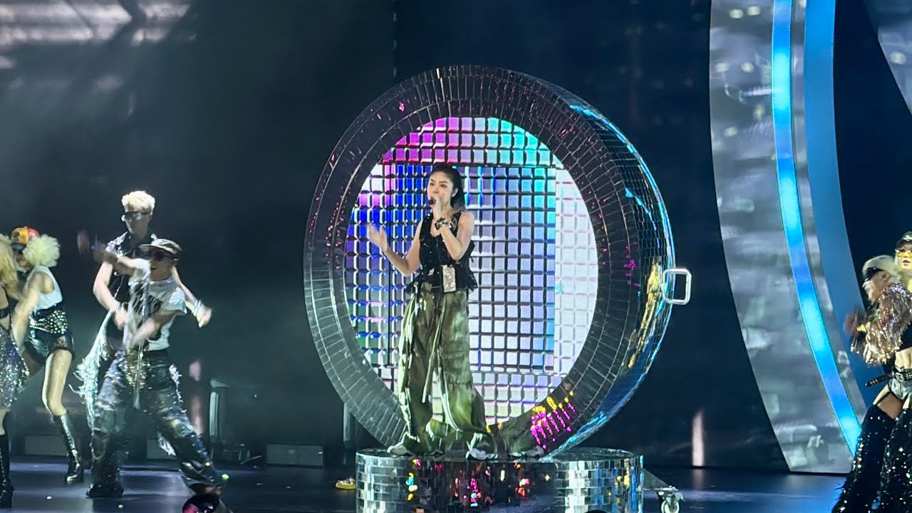 Medley: 這班人，天生戀愛狂，戀愛情色，Let's Celebrate，大日子，替换，失憶周末 - Kelly 陳慧琳SEASON2萬人結界演唱