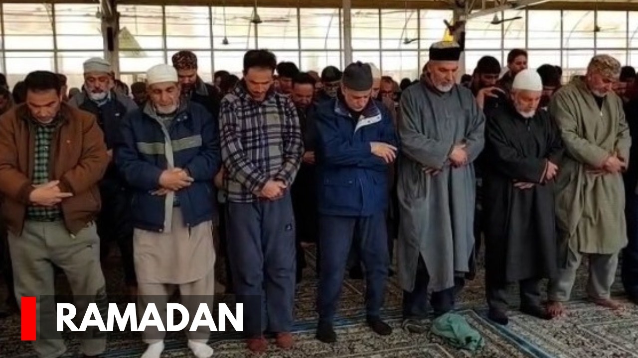 Thousands Offer Prayers at Hazratbal as Ramadan Starts