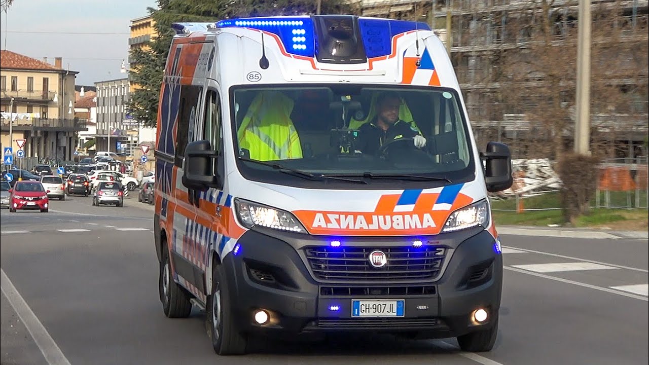 [DOUBLE SIREN] Ambulanza Antoniana Emergenza Camposampiero - Italian ambulance responding code 3