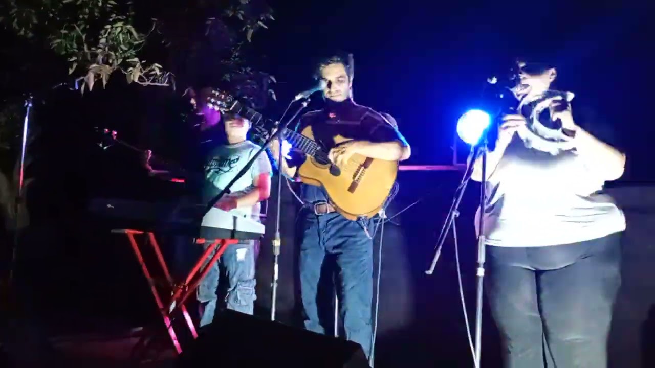 Dúo sentimiento en el patio de la radio 