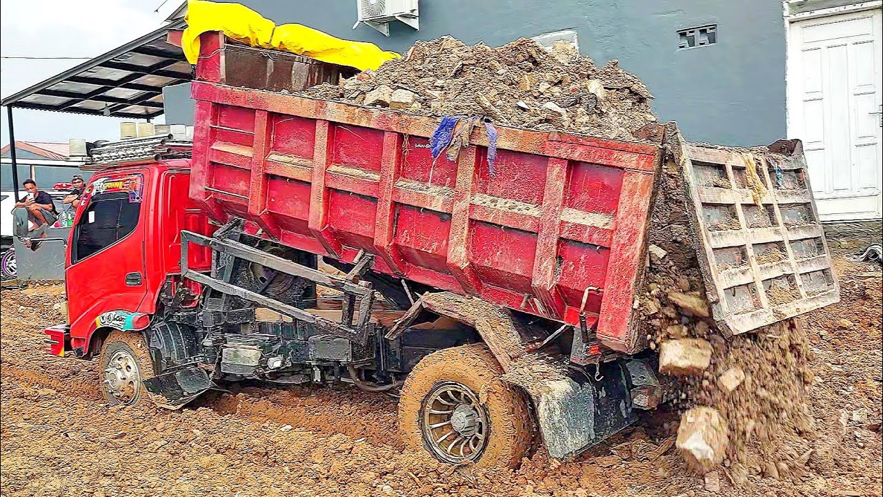 Mobil Truk TOYOTA DYNA Pengangkut Muatan TANAH Timbunan Oleng-oleng Mundur JOMPLANG Nyaris Amblas 