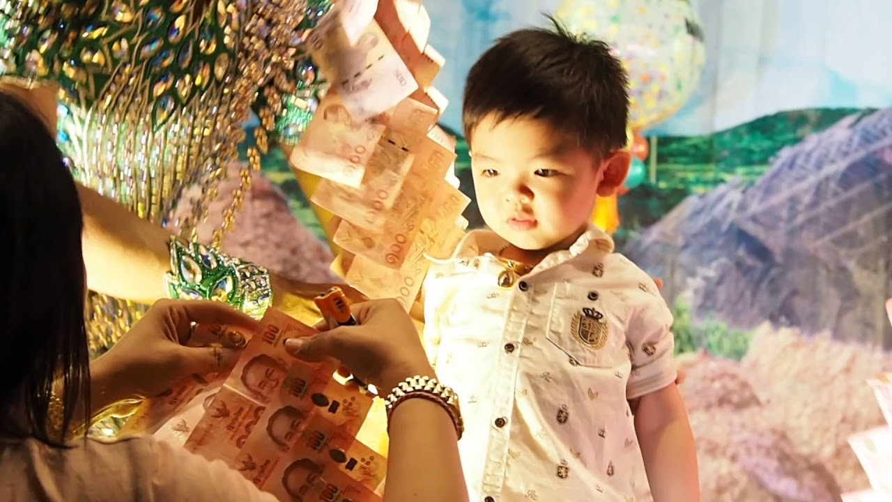 ขอเป็นพระเอกในหัวใจเธอ กินอะไรถึงสวย น้ำเพชร รถเบ๊นซ์  [อรัญญาสะอื้น]