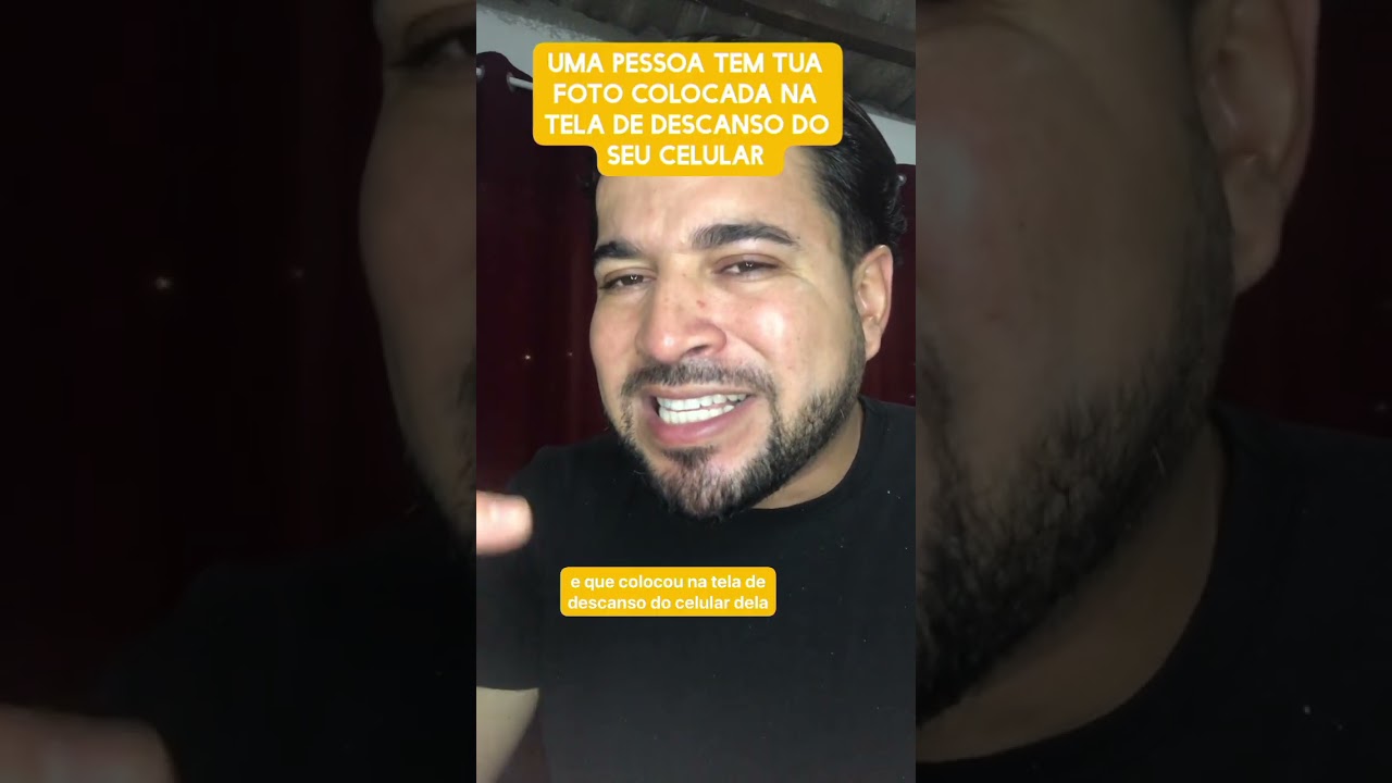 Uma pessoa tem uma foto sua na tela de descanso do seu celular 
