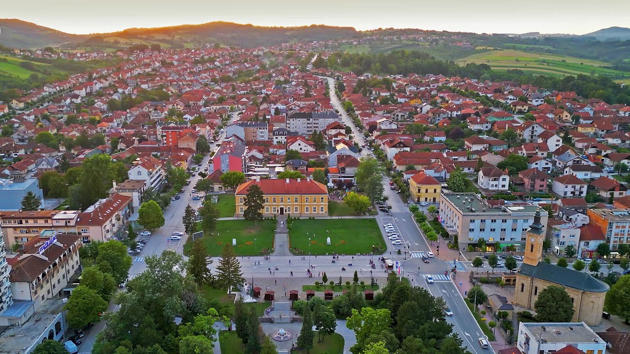 Sumrak u centru - Gornji Milanovac (City of Gornji Milanovac Dusk at the city Downtown) 4K