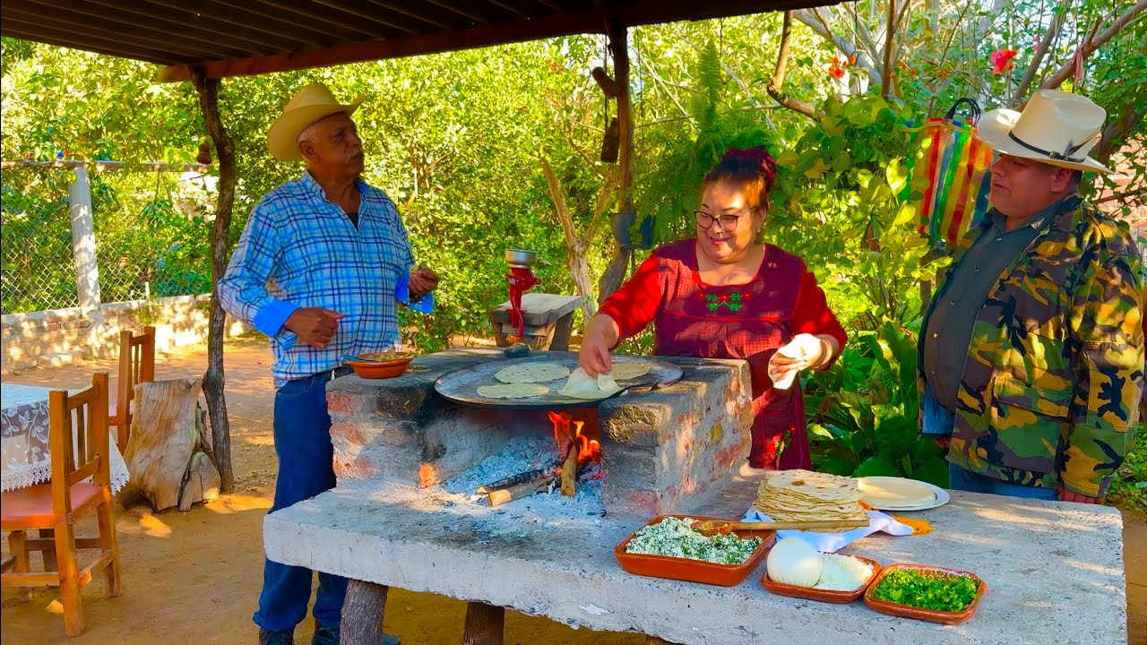 Asi lo preparaba mi mama FRIJOL CON HUESO!! || Ay Nomas