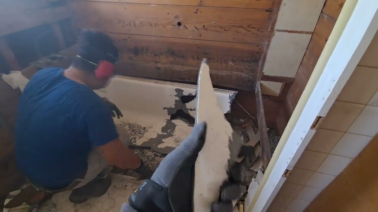 Como remover una bañera de hierro fundido/ How to remove a cast iron tub!!!