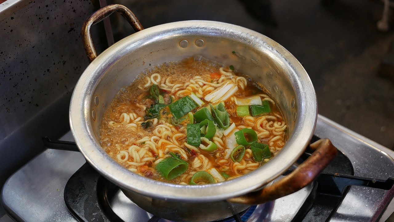 Street Instant Ramen Neoguri & Shin Ramyun │ Gwangjang Market, Seoul Korea │ Street Food in Korea