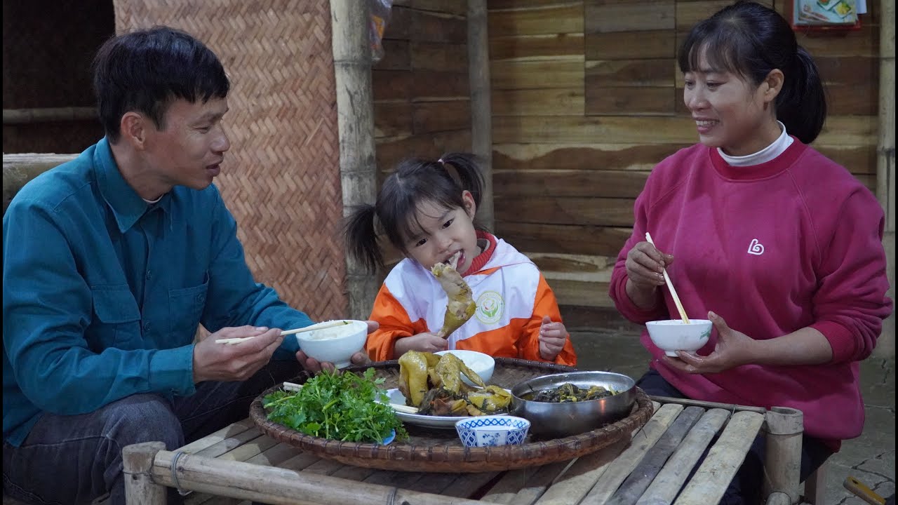 After many days of hard work, Huyen decided to cook herbal chicken stew to nourish her family.