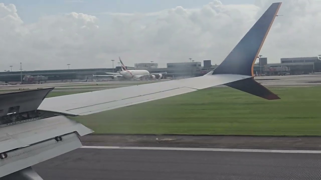 Singapore Airlines beautiful landing at Singapore 🇸🇬 Changi Airport 🛫 🛬 