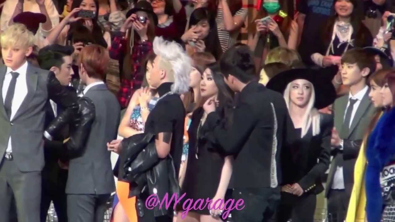 [CHANDARA] Chanyeol said something to Dara at MAMA 2013... ???