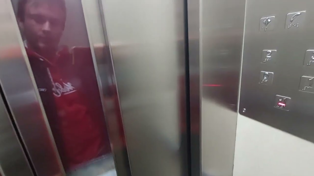 Omega lift in a 3 story in Reus - Esc. E