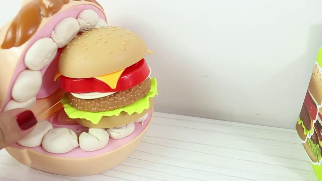 Play Doh Dişçi Aç Adam Hamburger ve Pizza Yiyor Küçük Dişler Dişlerini Fırçalıyor Play Doh Dişçi