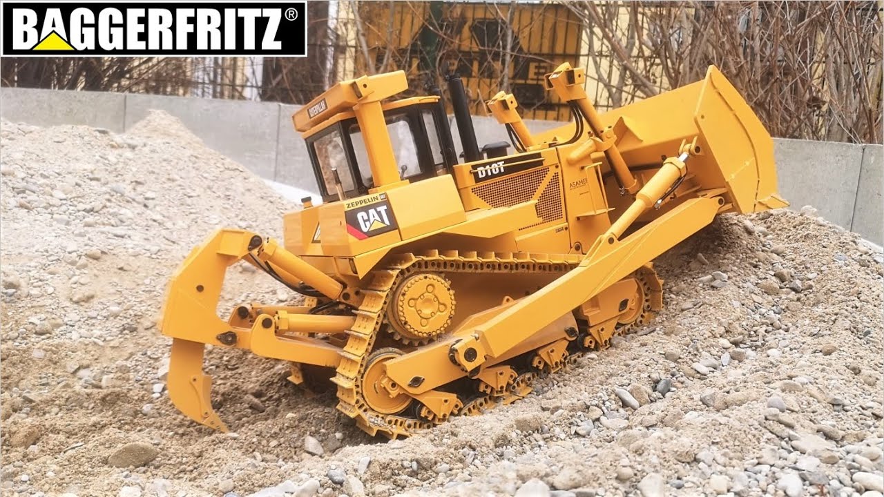 MASSIVE RC4WD Caterpillar D10T rc bulldozer pushes dirt