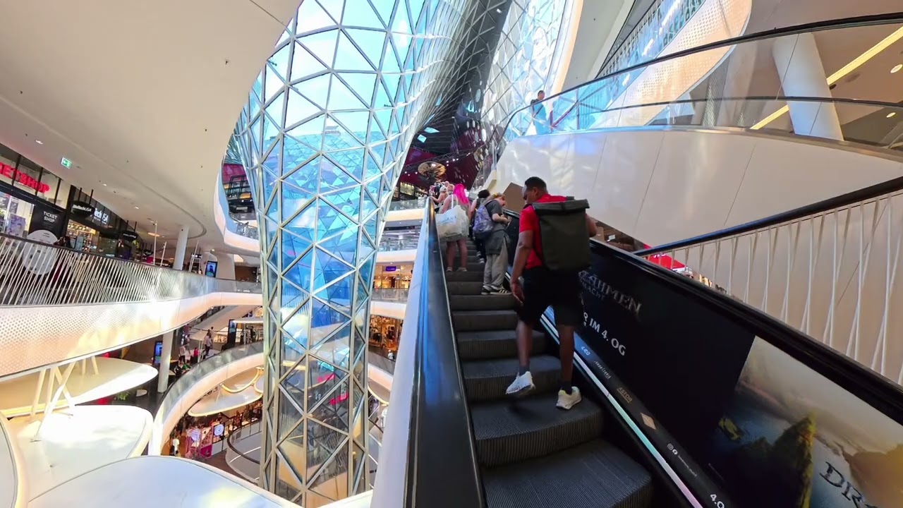 City Walk Frankfurt MyZeil (4K)