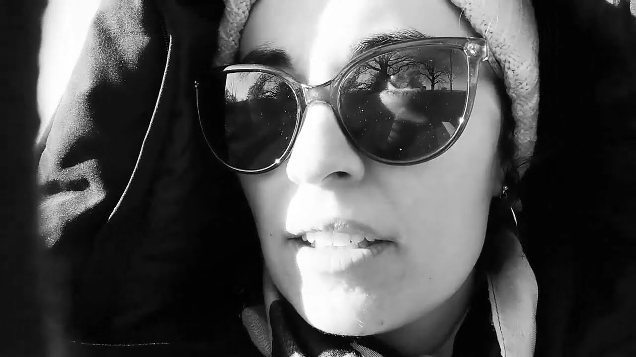 Loin (clip officiel) Lyly and co