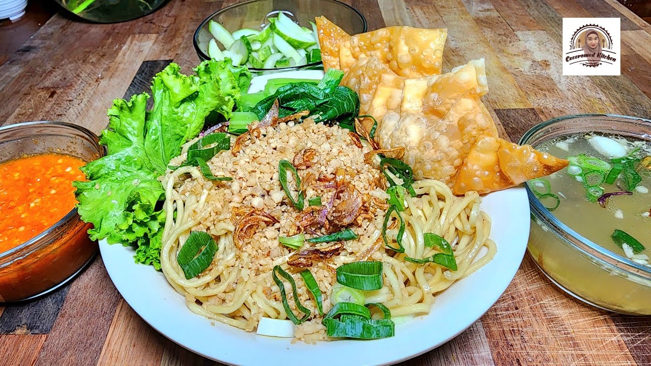 CWIEMIE KHAS MALANG, KOMPLIT DENGAN PANGSIT GORENG, ACAR, SAMBEL.