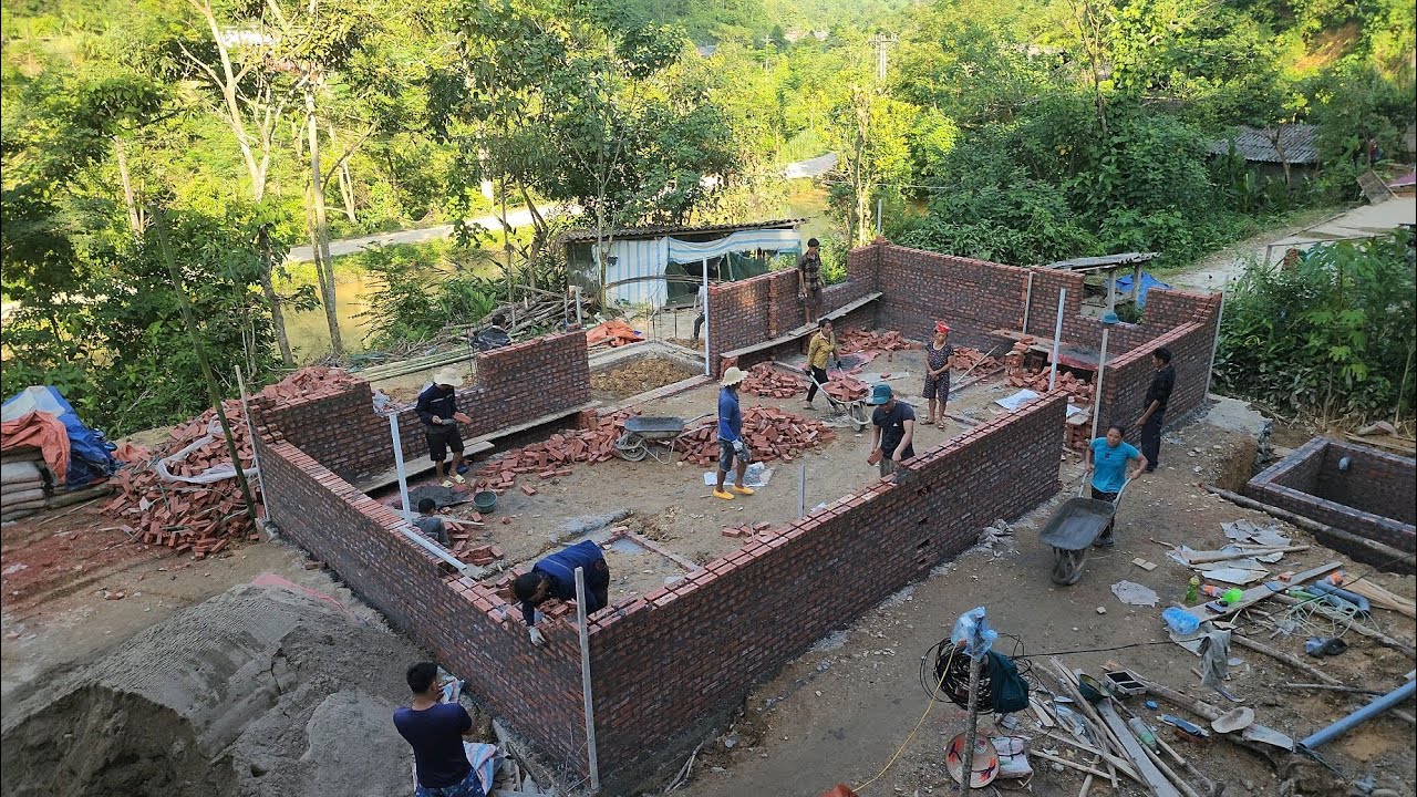 Feed the ducks and chickens, and work as a construction helper to earn money to build the farm