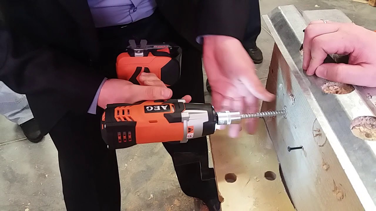 Работа импульсного гайковерта (compact impact wrench working) AEG BSS 18С 12Z