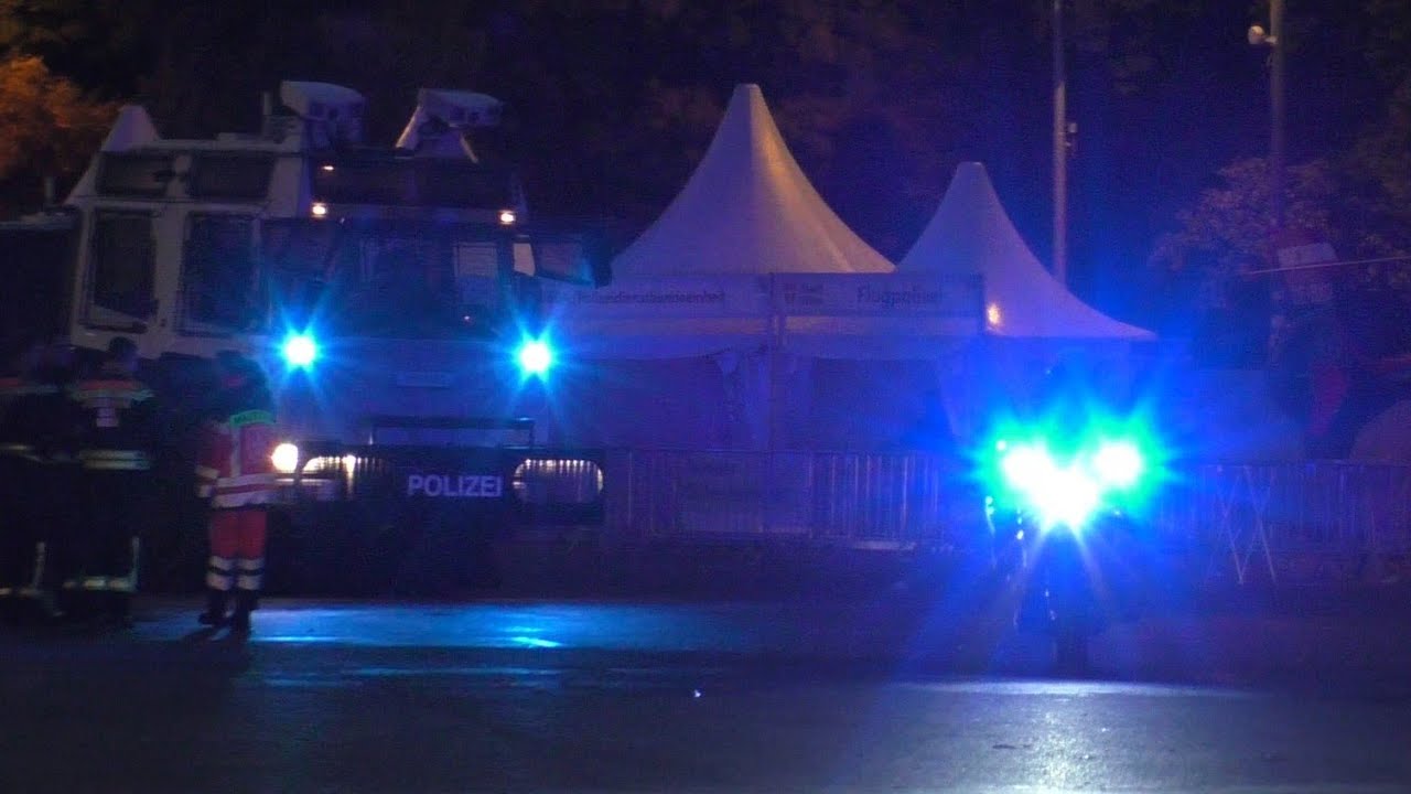 Motorrad, Wega Wasserwerfer, WEGA Survivor  und 1  Diensthunde Bus Polizei Wien 