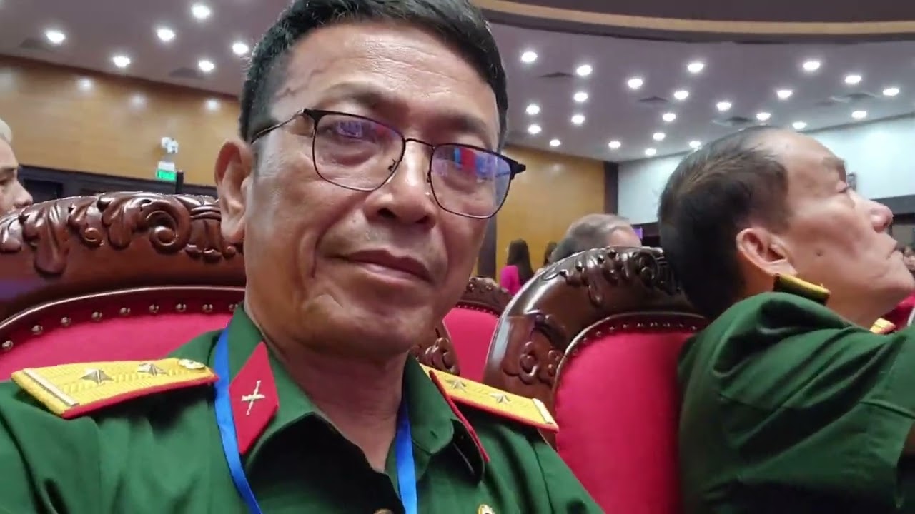 Tổng Bí Thư chủ tịch nước Lào thoong lun xỉ xu lít gặp mặt CCB quân TN và CG -VN giúp Lào tại HaNoi