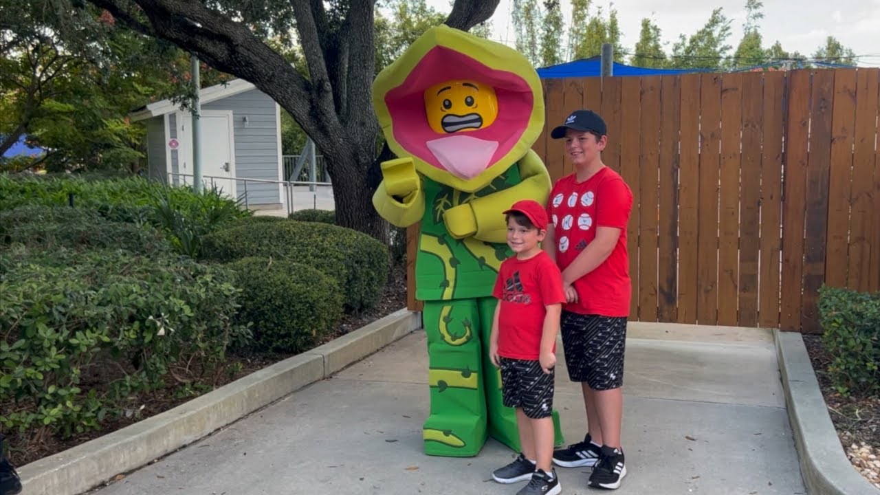 Встреча с Lego Plant Monster Meet & Greet в Legoland на Хэллоуин: кирпич или угощение