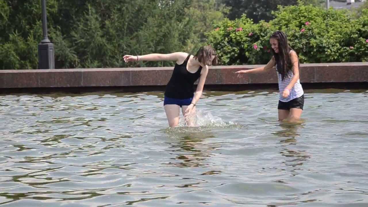 Girls in the fountain " Joy of Victory"./Девушки в фонтане "Радость Победы".