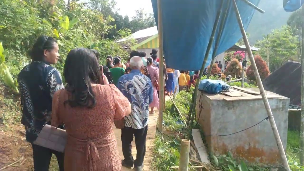 MUSIK BAMBU DIBUNYIKAN SAAT PENGANTI KELUAR DARI RUMAH MENUJU KE GEREJA JEMAAT SISO 28 JANUARI 2026