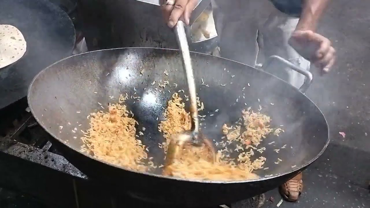 It's time to eat // CHICKEN FRIED RICE// ITS A SPECIAL CHICKEN FRIED RICE 😋😋😋😋😋 NEAR TV9 road