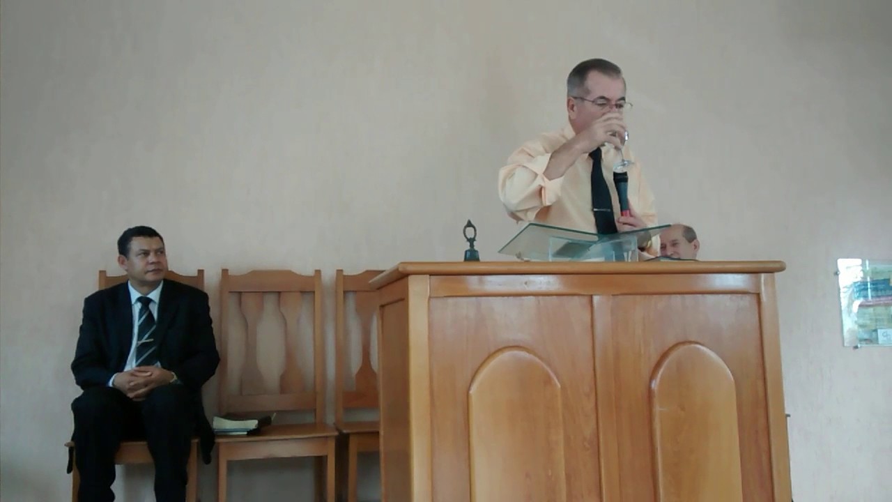 Adilson Gigante louvando na Assembleia de Deus em Fazenda Tanque Cariacica ES.(3)