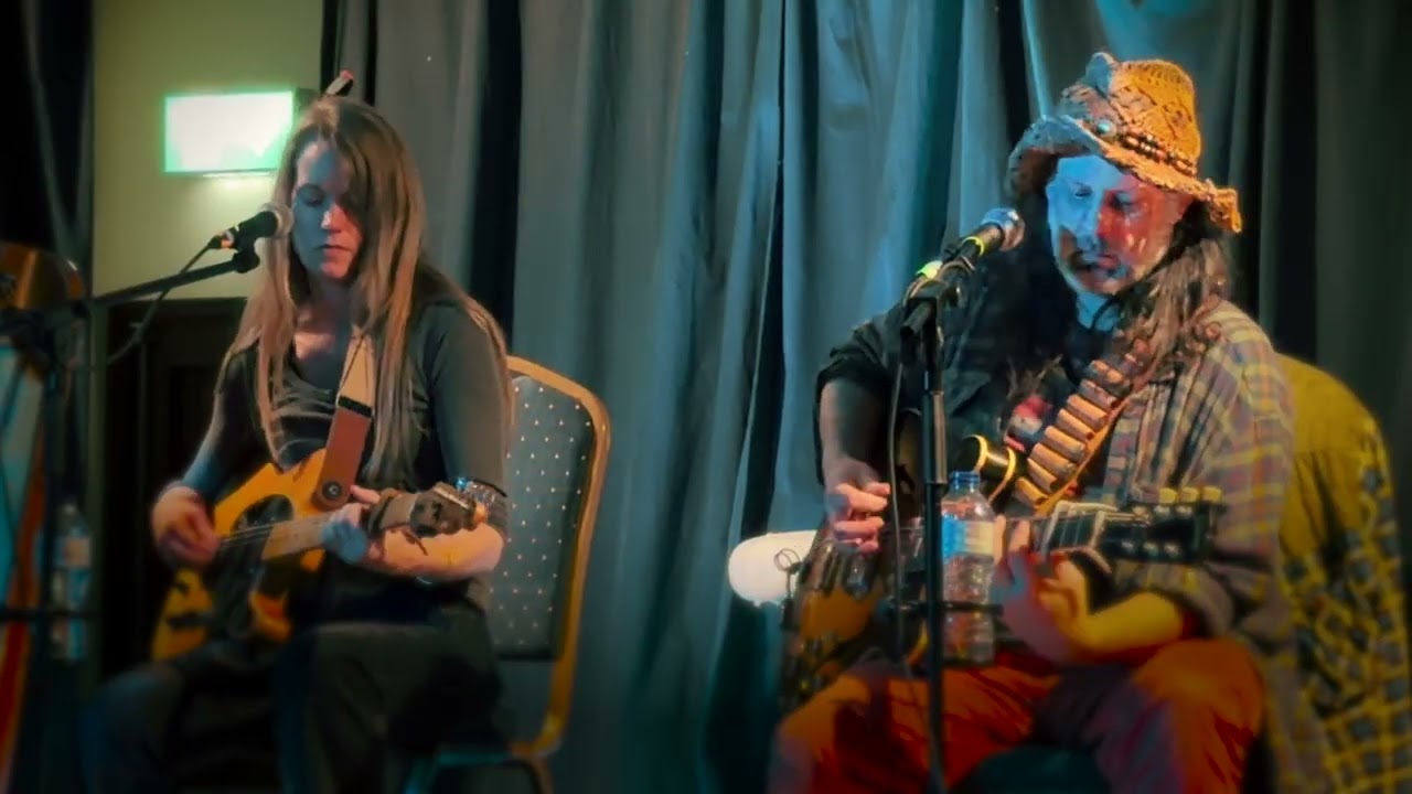 Floriane Blancke & Quentin Cooper sing 'Radio Silence' live