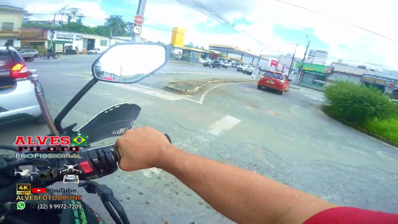 Falando sobre as chuvas em minas e motoqueiro discute com motorista de carro