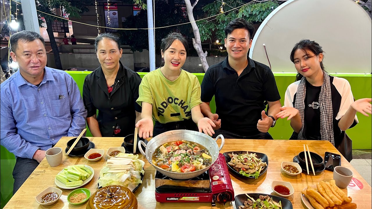 Bếp Trên Bản| Ái Mí Cùng Bố Mẹ ăn Lẩu Bò Kho Đặc Biệt Và Trải Nghiệm Đi Siêu Thị Dưới Lòng Đất