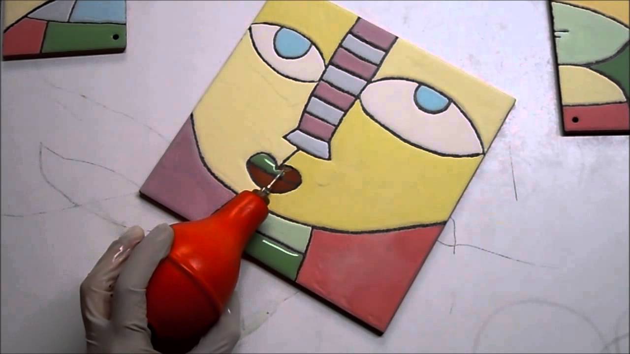 Decoración de cerámica con la técnica cuerda seca.