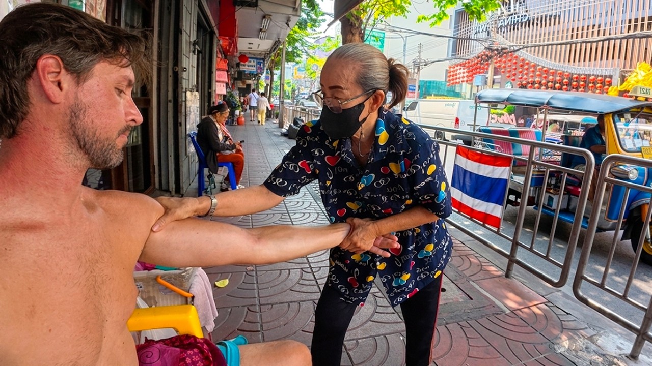 TRATAMENTO VIP NAS RUAS DA TAILÂNDIA POR UMA SENHORA DE 60 ANOS 🇹🇭