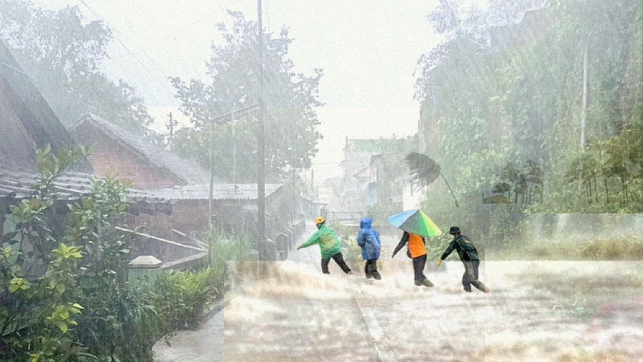 Extreme Weather is still hitting Indonesia,Heavy rain falling in Traditional villages New Rain Video